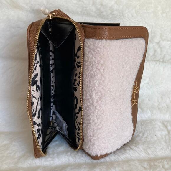 Brand New JESSICA SIMPSON Faux Lambs Wool Top Flap Tri-Fold Vegan Brown - Picture 8 of 9